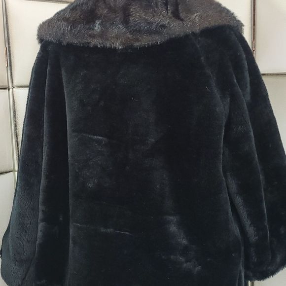 Elegant Black Faux Fur Coat - Picture 7 of 7